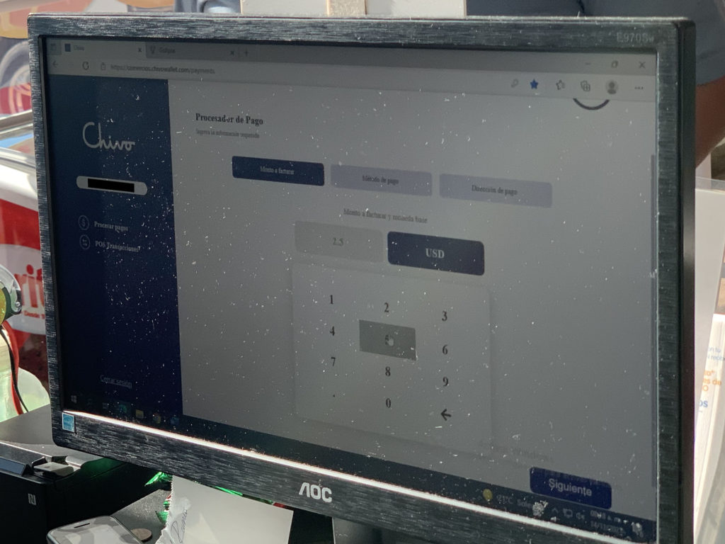 Typing in amount of transaction of Chivo POS terminal